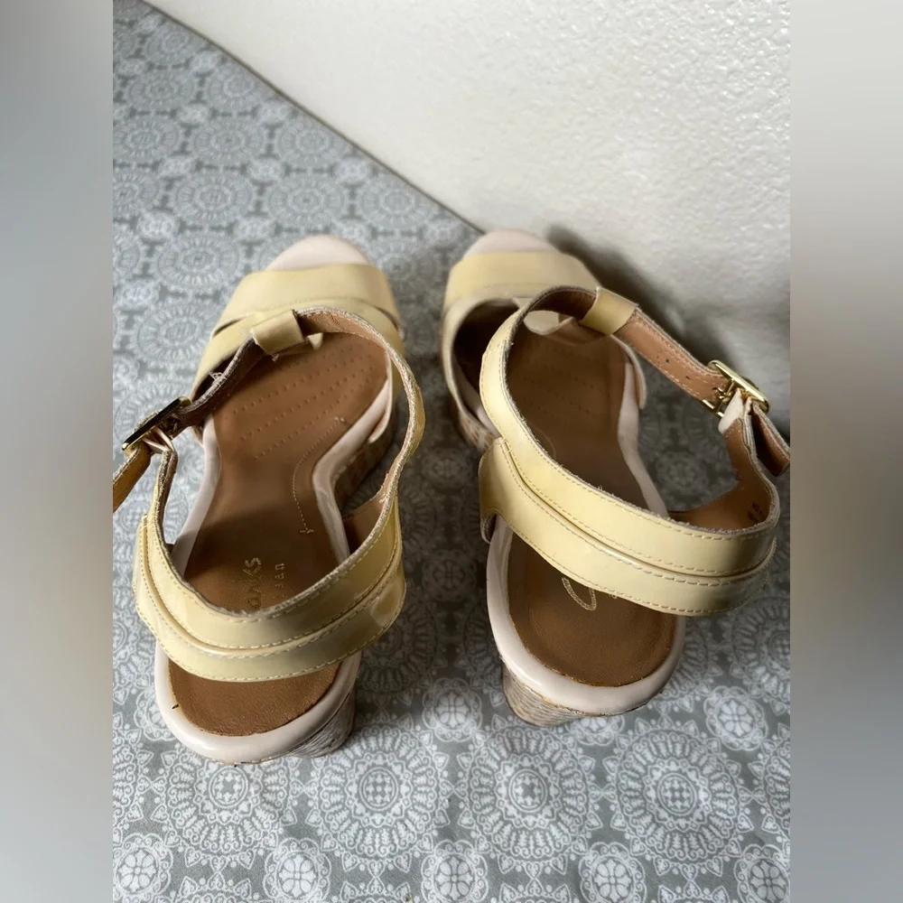 Clarks Artisan~Amelia~Patent Leather~Open Toe~T-Strap~Buckle~Wedge~Sandal~Size 8